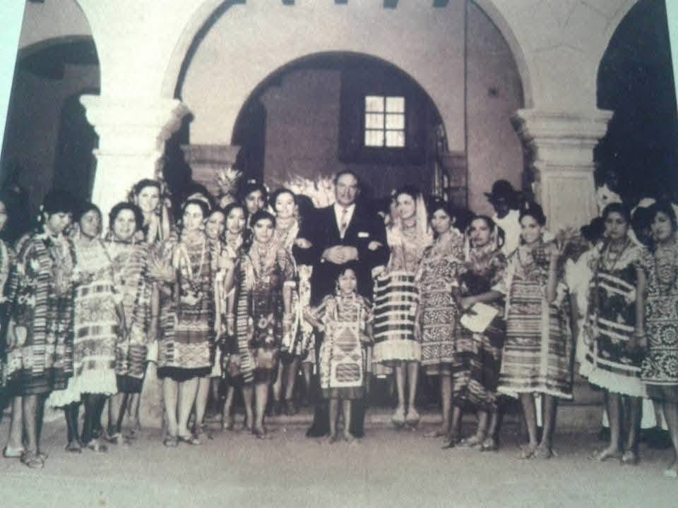 Bennizaa88's tweet image. In April 1932, the city's elites summoned the heirs of the ancient indigenous people for the first time to the Cerro del Fortín, the "Daninayaloani" of the Zapotecs, to pay homage during the IV Centenary of the former Villa de Anquera and its guardian, Our Lady of Solitude.