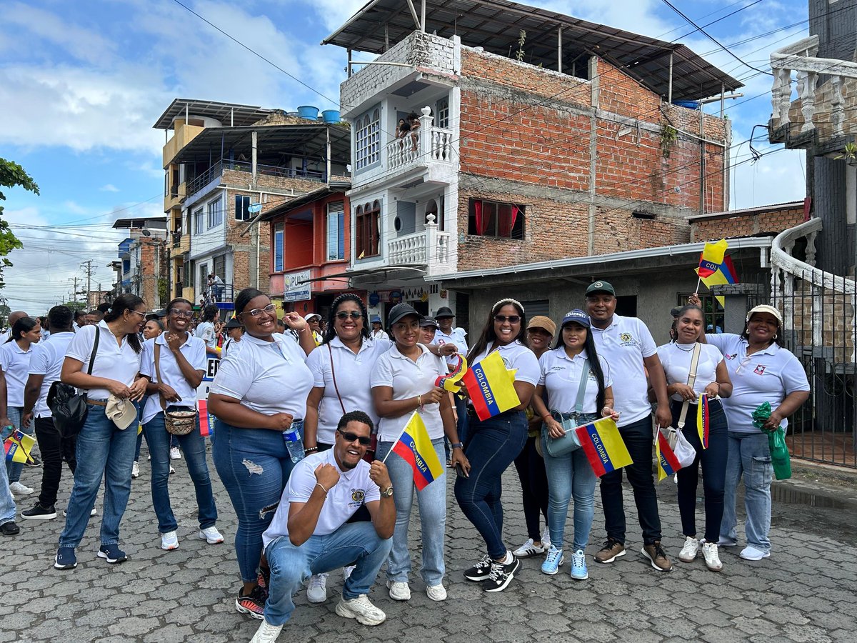 CHDN1's tweet image. #DíaDeLaIndependencia 🇨🇴 | Con orgullo participamos en el desfile cívico-militar, reafirmando su compromiso con la salud y el bienestar. Honramos nuestros 215 años de historia, defendemos los valores patrios y trabajamos con vocación por un mejor futuro. ¡Viva #Colombia! 🇨🇴🎉
