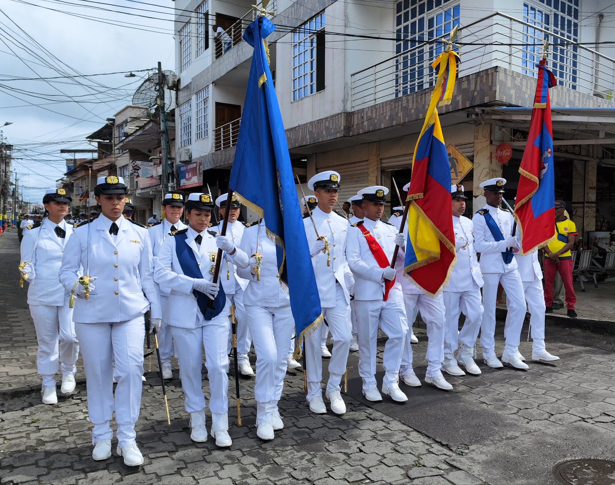CHDN1's tweet image. #DíaDeLaIndependencia 🇨🇴 | Con orgullo participamos en el desfile cívico-militar, reafirmando su compromiso con la salud y el bienestar. Honramos nuestros 215 años de historia, defendemos los valores patrios y trabajamos con vocación por un mejor futuro. ¡Viva #Colombia! 🇨🇴🎉