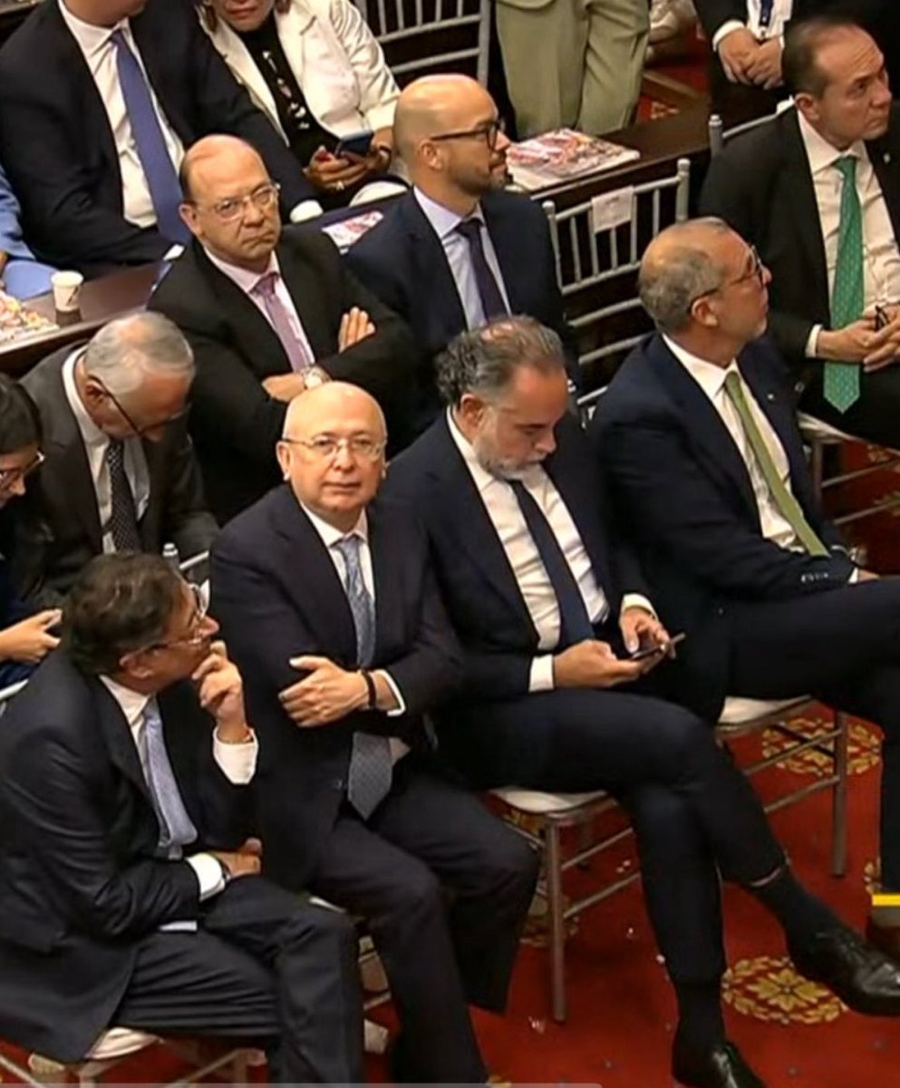 Crist_hurtado's tweet image. Los machos de la guardia pletoriana, después no preguntemos por qué tanta misoginía oficial y tan distante del proyecto inicial y el plan de desarrollo por el que voté ilusionada...y Francia mutis por el foro...