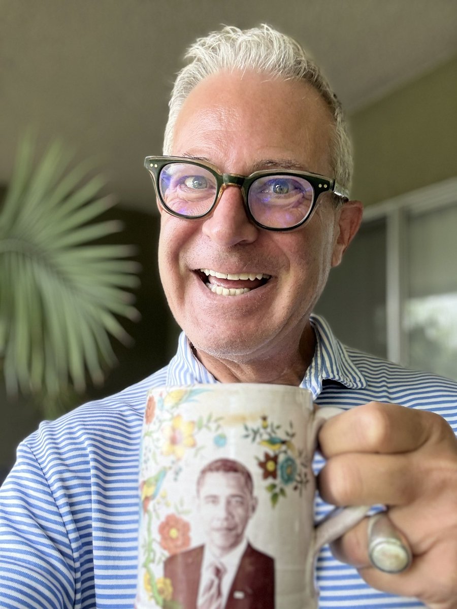 JoeHollywoodLA's tweet image. Good Morning!
Happy Monday โ๏ธ
Photographers for the Estate Sale arrived 8am this morning ๐๐ฅฒ๐
To say that the apartment is in chaos would be an understatementโฆ Not to mention my emotions ๐คฃ
But this is a step forward!
Hereโs hoping you are taking steps forward today too! ๐