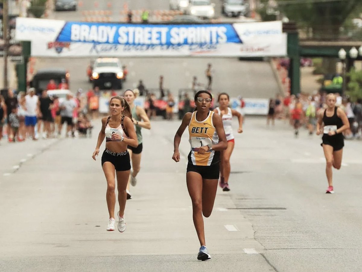 BixSeven's tweet image. Tonight’s the night! 🏃♂️💥
The @MercyOne_Iowa Genesis Brady Street Sprint Finals kick off at 7 PM at 5th & Brady Street in Davenport!
The fun begins with the QC area Mascot Race at 6:45 PM—then watch top racers take on the iconic hill.
Catch the action live on @kwqcnews TV6!