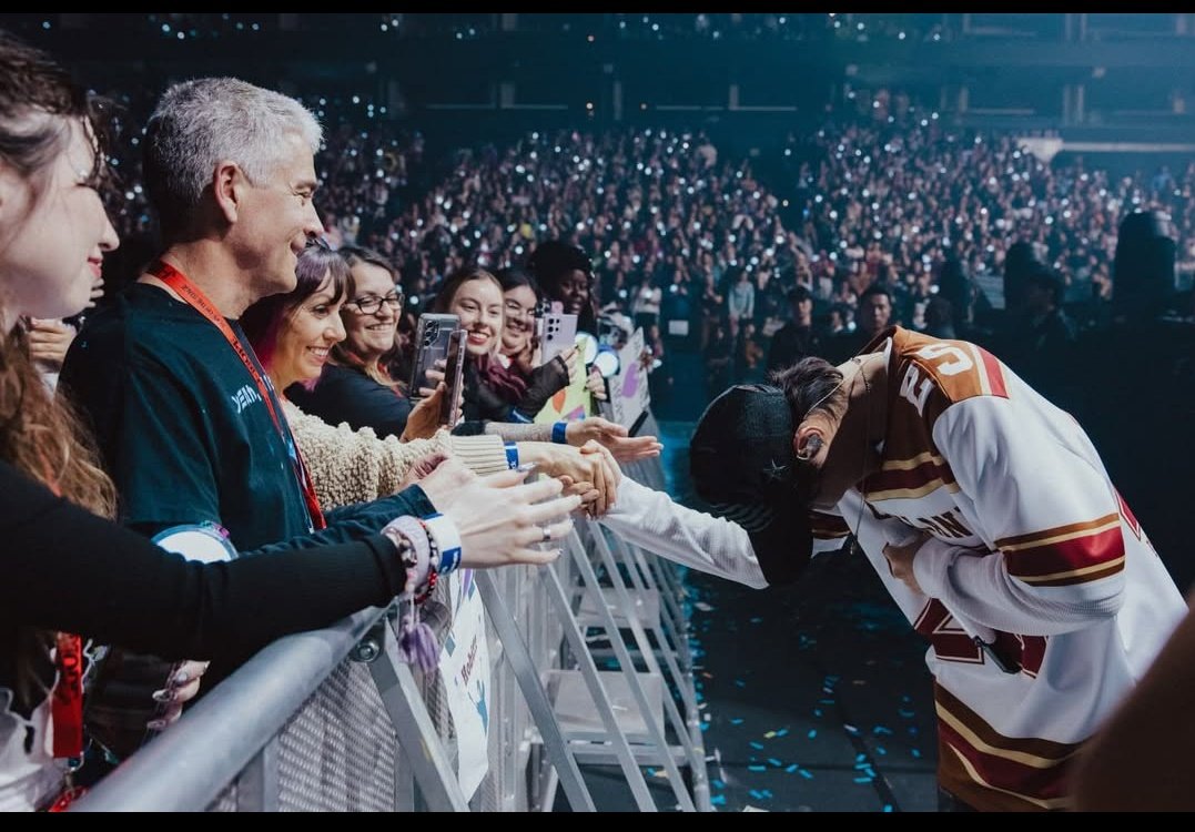 Annika_2402's tweet image. Yesterday the "age thing" came up again and as a woman in my 40 I struggled a bit. But then I went through my gallery and you know what? They seem to love us regardless and nothing else should matter!
Also, doesn't such a diverse fandom proof how good the music is? 💜