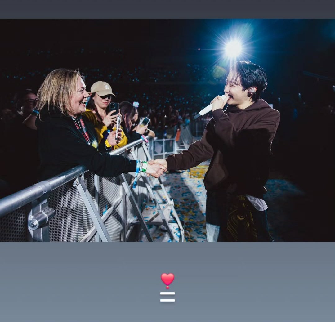 Annika_2402's tweet image. Yesterday the "age thing" came up again and as a woman in my 40 I struggled a bit. But then I went through my gallery and you know what? They seem to love us regardless and nothing else should matter!
Also, doesn't such a diverse fandom proof how good the music is? 💜