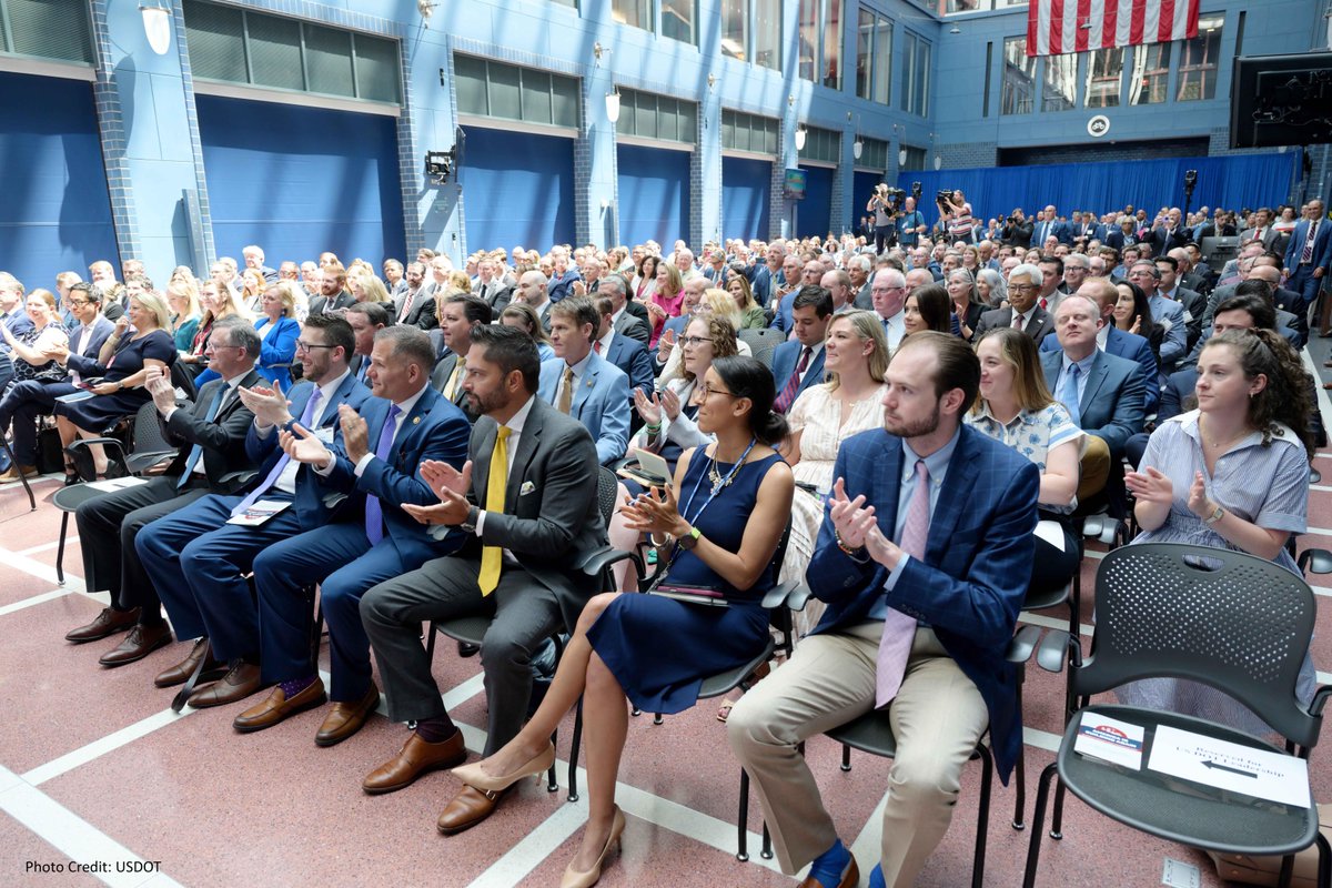 USDOTFHWA's tweet image. #ICYMI: On Thurs, July 17 at DOT HQ, @SecDuffy brought together Congressional members, infrastructure stakeholders and State DOT CEOs in a first-of-its-kind event to discuss policy priorities for the next surface transportation reauthorization. This nationwide effort will help…
