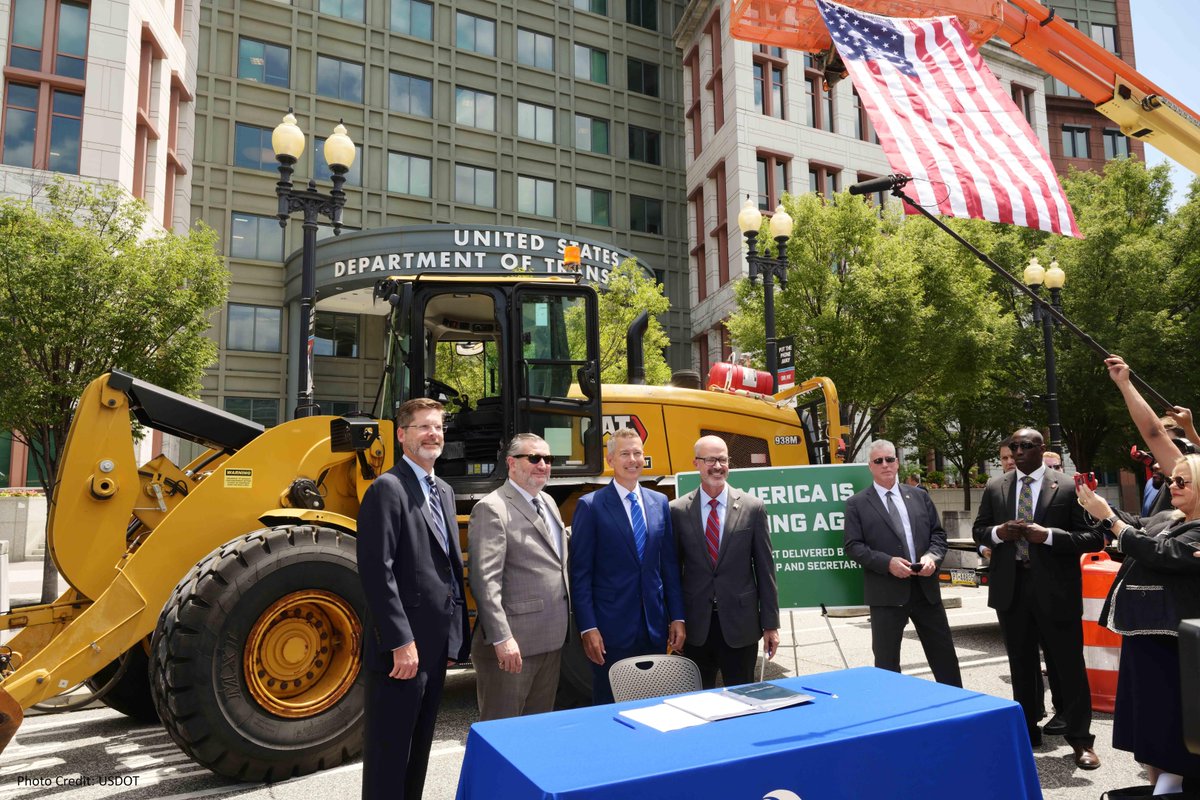 USDOTFHWA's tweet image. #ICYMI: On Thurs, July 17 at DOT HQ, @SecDuffy brought together Congressional members, infrastructure stakeholders and State DOT CEOs in a first-of-its-kind event to discuss policy priorities for the next surface transportation reauthorization. This nationwide effort will help…