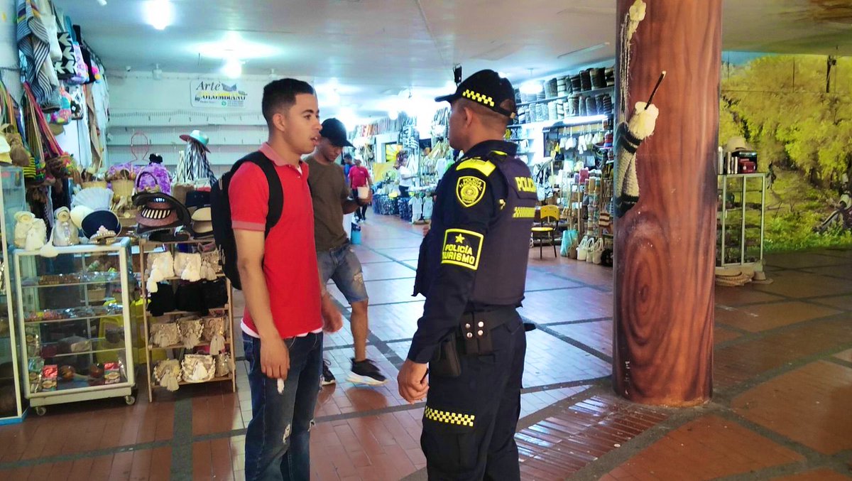 👮🏻👮🏻‍♂️🚔🚨El Grupo Protección al Turismo y Patrimonio Nacional, realiza diversas actividades en la Terminal de Transporte, iglesias y hoteles orientando a turistas sobre las medidas de seguridad y fomentando el autocuidado y la prevención durante su estadía. #TurismoSeguro. 🏔️🌊