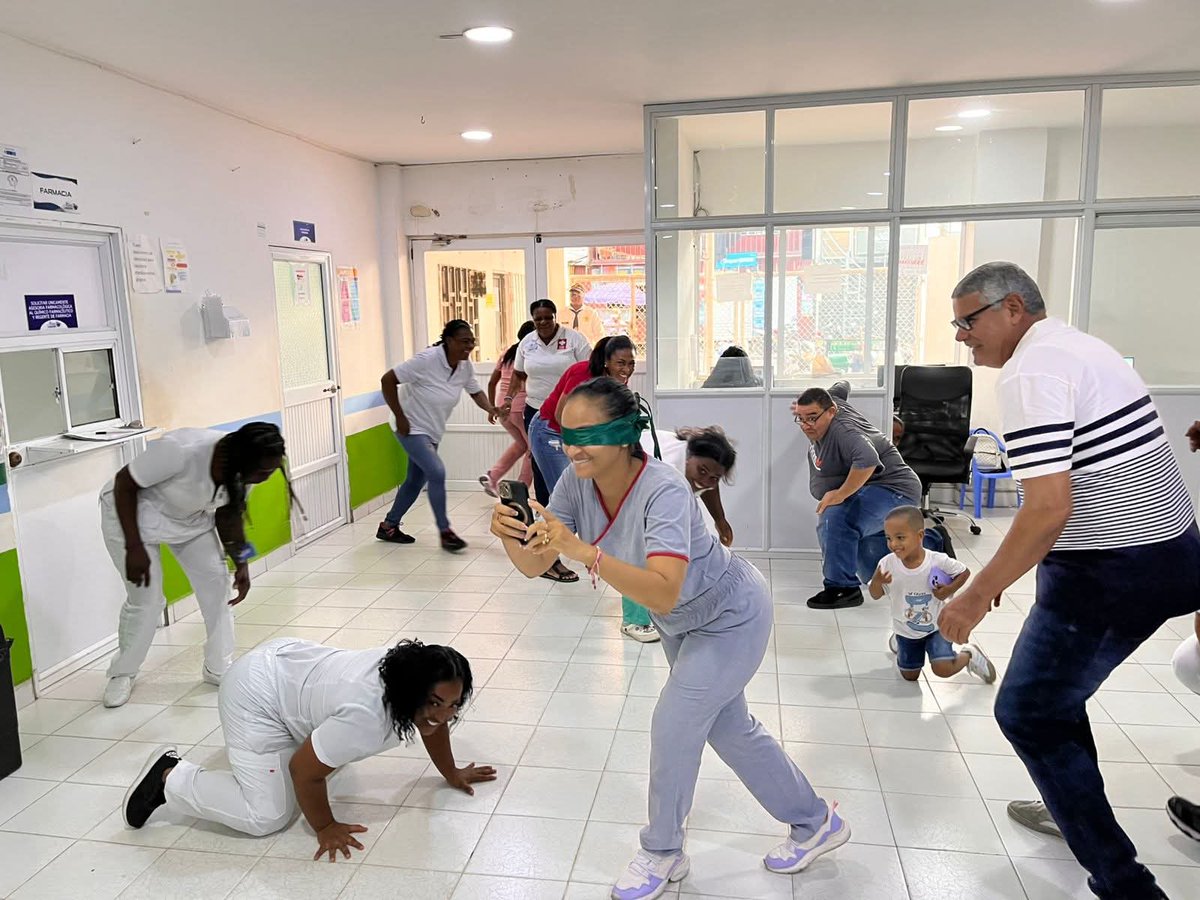 CHDN1's tweet image. #Activate 🧍‍♀️🏃💁‍♂️ | Con nuestro personal del Puesto de Salud Las Palmas, promovemos las pausas activas 🧘‍♂️ para prevenir trastornos, reducir estrés y mejorar el bienestar del personal. ¡Cuidar de quienes cuidan es nuestra prioridad! 💪😊 #SaludLaboral #Autocuidado