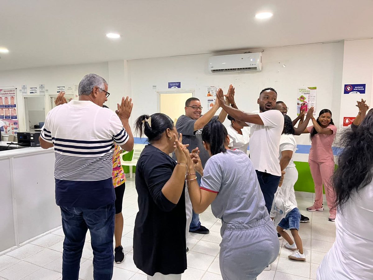 CHDN1's tweet image. #Activate 🧍‍♀️🏃💁‍♂️ | Con nuestro personal del Puesto de Salud Las Palmas, promovemos las pausas activas 🧘‍♂️ para prevenir trastornos, reducir estrés y mejorar el bienestar del personal. ¡Cuidar de quienes cuidan es nuestra prioridad! 💪😊 #SaludLaboral #Autocuidado