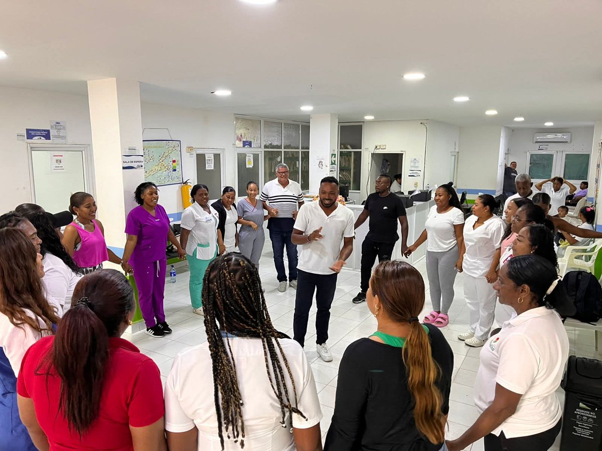 CHDN1's tweet image. #Activate 🧍‍♀️🏃💁‍♂️ | Con nuestro personal del Puesto de Salud Las Palmas, promovemos las pausas activas 🧘‍♂️ para prevenir trastornos, reducir estrés y mejorar el bienestar del personal. ¡Cuidar de quienes cuidan es nuestra prioridad! 💪😊 #SaludLaboral #Autocuidado