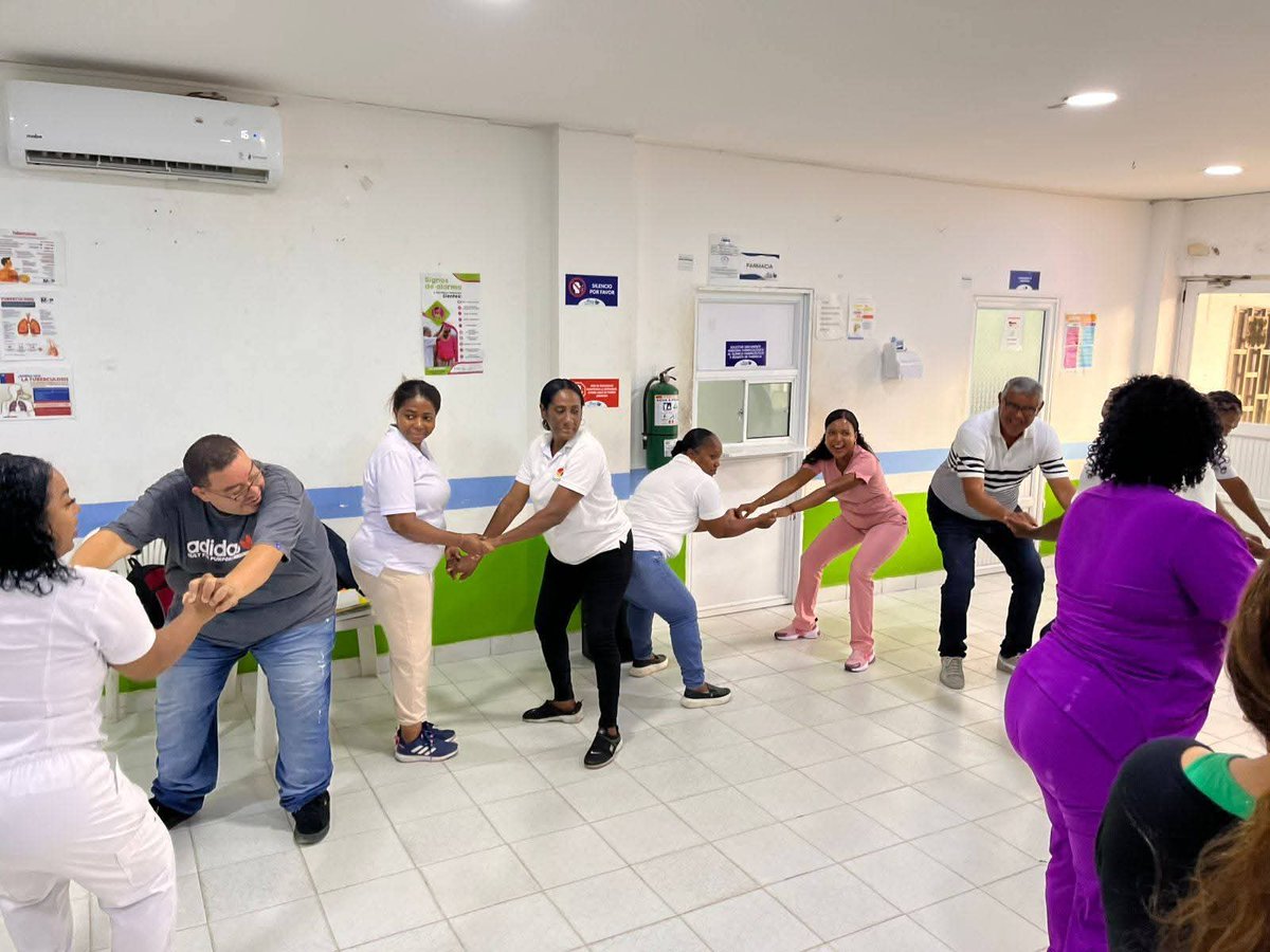 CHDN1's tweet image. #Activate 🧍‍♀️🏃💁‍♂️ | Con nuestro personal del Puesto de Salud Las Palmas, promovemos las pausas activas 🧘‍♂️ para prevenir trastornos, reducir estrés y mejorar el bienestar del personal. ¡Cuidar de quienes cuidan es nuestra prioridad! 💪😊 #SaludLaboral #Autocuidado