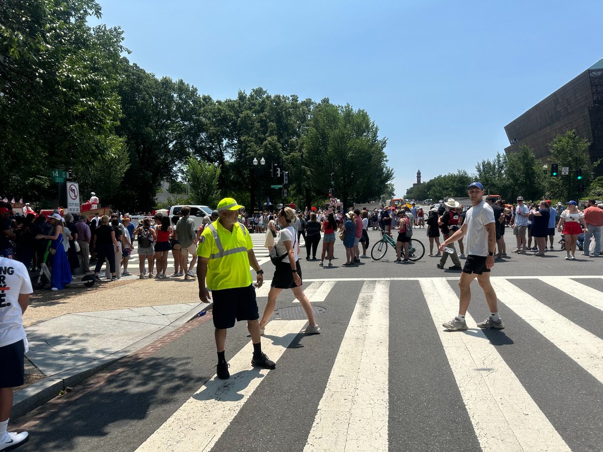 MayorBowser's tweet image. Our DC Gov teams keep summer running smoothly. ☀️
From camp counselors and lifeguards to library staff, crossing guards, & public safety teams—37,000+ DC Gov staff are committed to making summer safe, fun, and full of opportunity.
Thank you to all the teams who make it happen.