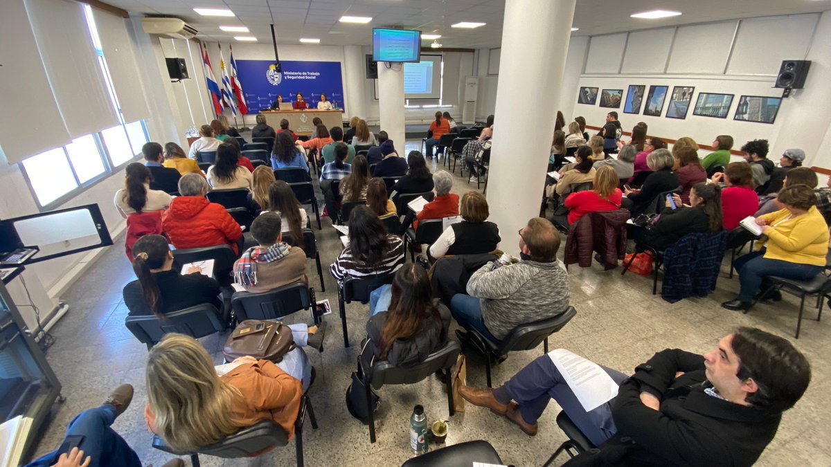 MTSSuy's tweet image. Se realizó esta mañana la segunda jornada de capacitación organizada por la dirección General del MTSS. En esta oportunidad se trató del taller "Discriminación de Género en el ámbito laboral", que contó con la participación de la directora General del MTSS, Laura Bajac.