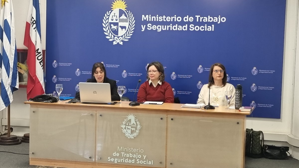 MTSSuy's tweet image. Se realizó esta mañana la segunda jornada de capacitación organizada por la dirección General del MTSS. En esta oportunidad se trató del taller "Discriminación de Género en el ámbito laboral", que contó con la participación de la directora General del MTSS, Laura Bajac.