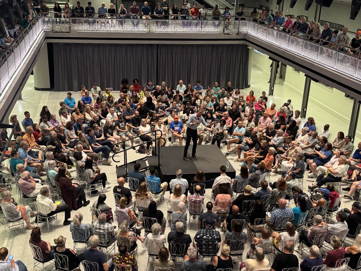 mddems's tweet image. Big thanks to @BetoORourke for joining us in Maryland for a town hall. The energy was real. Democrats are fired up to win, and it’s all hands on deck to take back the House and Senate in 2026. Get involved: mddems.org/Summer.