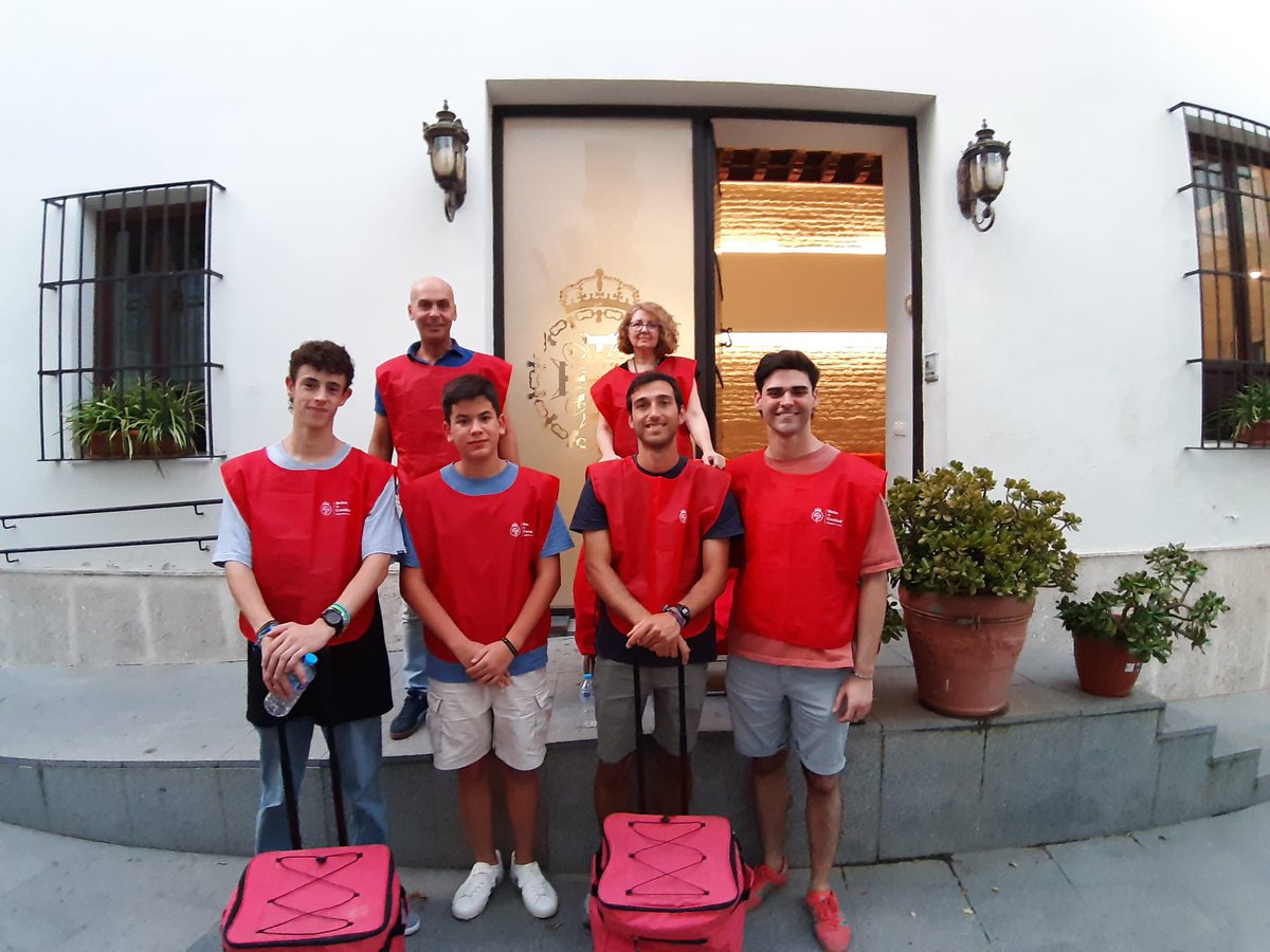 Hermandad de la Sagrada Cena (@lacenasevilla) on Twitter photo Los jóvenes no dejan su compromiso con los más necesitados pese al calor
Días atrás volvieron a recorrer el Casco Antiguo llevando alimentos a los que duermen en la calle
Gracias siempre al #HornoLaParra y a <a href="/jamonesaljomar/">jamones aljomar</a>
#CaridadLaCena
Colabora 👇caridad@lacenadesevilla.es Los jóvenes no dejan su compromiso con los más necesitados pese al calor
Días atrás volvieron a recorrer el Casco Antiguo llevando alimentos a los que duermen en la calle
Gracias siempre al #HornoLaParra y a <a href="/jamonesaljomar/">jamones aljomar</a>
#CaridadLaCena
Colabora 👇caridad@lacenadesevilla.es