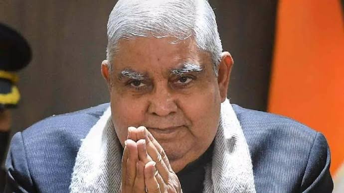 anshuman_sunona's tweet image. वाक़ई स्वास्थ्य ही कारण है
या किसी बात से नाराज़गी है
या किसी ने पद से हट जाने को कहा..
पता नहीं, पर
जगदीप धनखड़ जी का यूँ अचानक संसद सत्र के पहले दिन की कार्यवाही के बाद इस्तीफ़ा..
कई सारे अटकलों को जन्म दे रहा है..।।
#JagdeepDhankhar #vicepresident