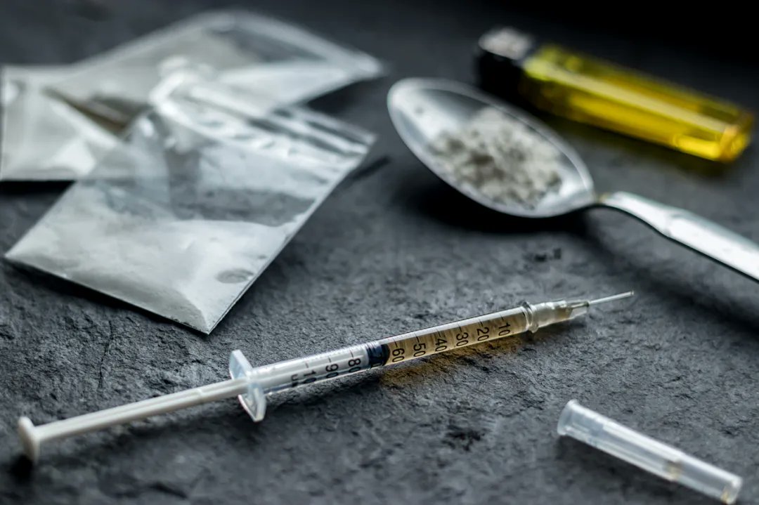 shagbark_hick's tweet image. Knew a farmer whose son was on heroin. He was shooting up in the hay mow, leaving needles up there.
After a while one of the cows bit down on a needle in its feed and got an infection. The farmer was enraged, said:
"Go find those needles in the haystack!"