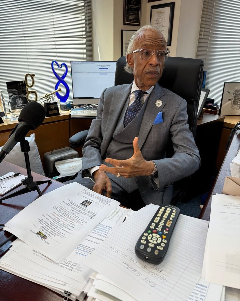 TheRevAl's tweet image. I am live hosting Keepin’ it Real w/ Al Sharpton breaking down the top issues of the day from 1-4 PM ET.
📻 Tune in on local stations & SiriusXM 126
💻 Watch the livestream on NAN’s YouTube & Facebook
youtube.com/live/NMEWcqzui…
📞 Call in & join the conversation, 8775325797