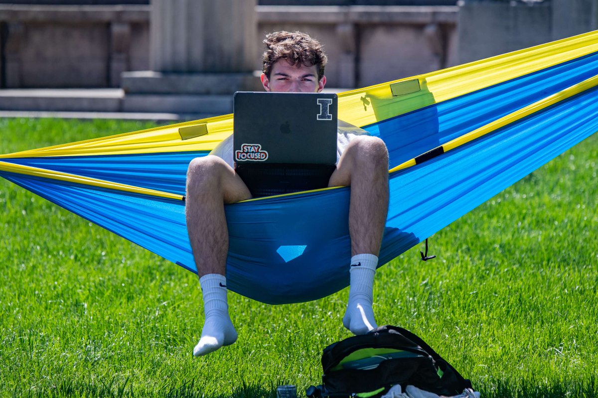 💻 One of the best things about online learning? You can pack your laptop and take your classroom anywhere.

Café? Library? Road trip pit stop? The choice is yours. #ILLINOIS 🔶🔷