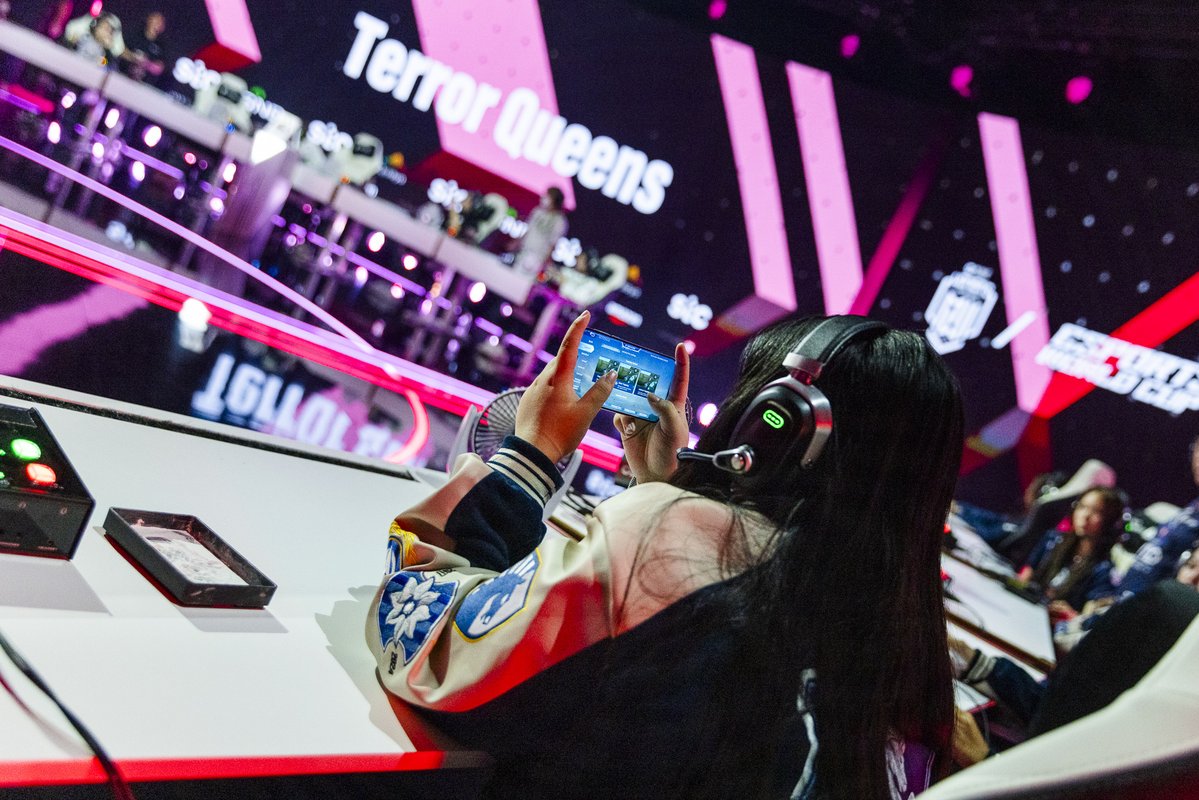 EWC_EN's tweet image. It's not just about playing. It's about performing under pressure. ๐ช
From start to finish, @Honorglobal will power our MWI players through every play and every moment. With greatness on the line, there is no other option.