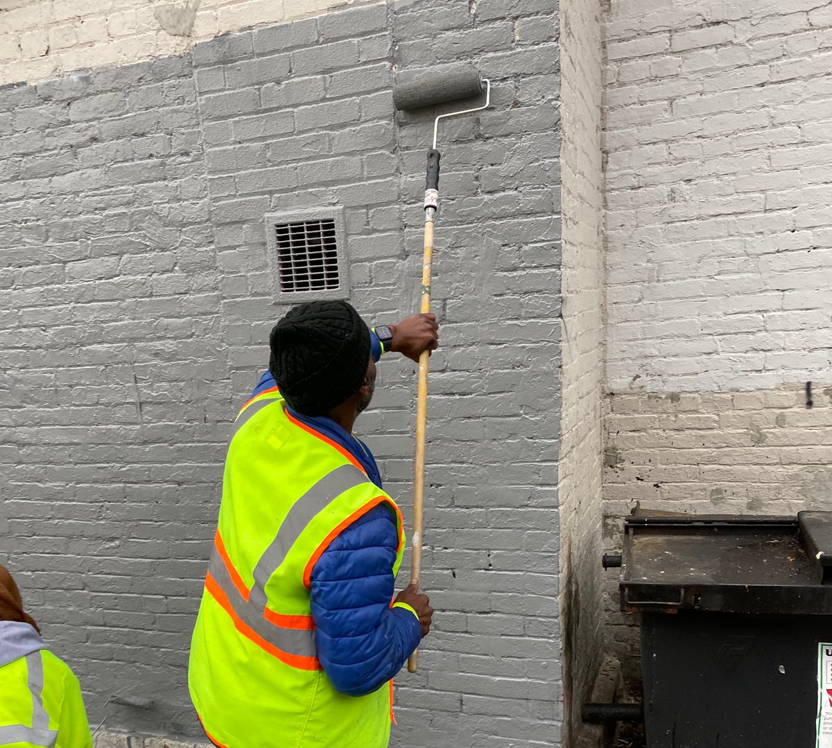DCDPW's tweet image. Graffiti can make a block feel neglected — but it doesn’t have to.
When we remove graffiti quickly, we send a clear message: DC takes pride in every wall, every sign, every space.
#DPWorks4DC