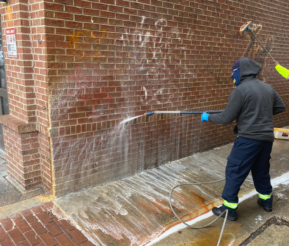 DCDPW's tweet image. Graffiti can make a block feel neglected — but it doesn’t have to.
When we remove graffiti quickly, we send a clear message: DC takes pride in every wall, every sign, every space.
#DPWorks4DC