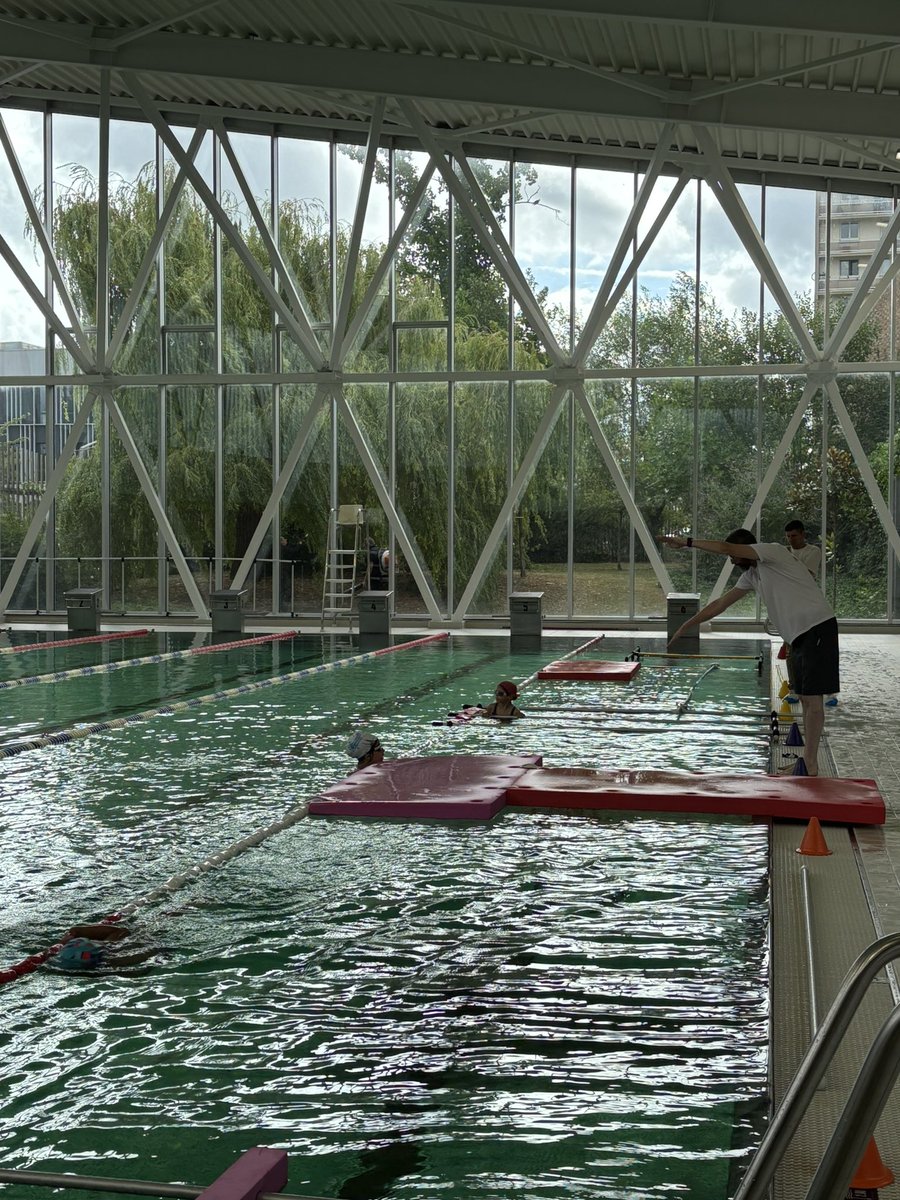 Lille_en_commun's tweet image. A #Lille depuis 2021, les 6-12 ans peuvent profiter de stages « J’apprends à nager » dans les piscines municipales.
✅ Consolider le #SavoirNager pour tous les enfants, c’est faire reculer le risque de noyade qui est la 1ere cause de décès par accident chez les moins de 15 ans.