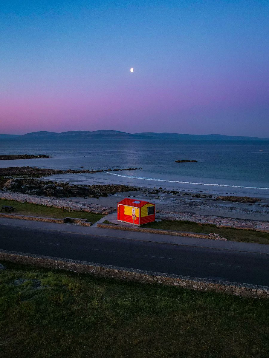 ¿Qué te parece esta vista para un atardecer? 🌕
Spiddal, a solo 30 min de Galway, lo tiene todo: mar, calma, artesanía y música tradicional.
Perfecto para cerrar el día con este cielo mágico ✨

📍Condado de Galway
📸 @mrshaneoneill #Irlanda