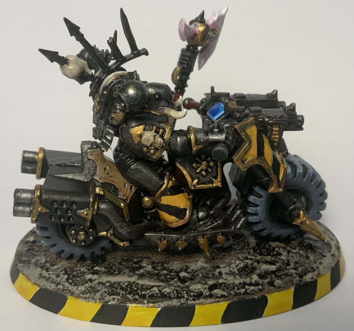 Lambdafallout12's tweet image. [Miniature Update 21/07/25]
A Kitbashed Chaos biker champion for my iron warrior warband!
#warhammer40k