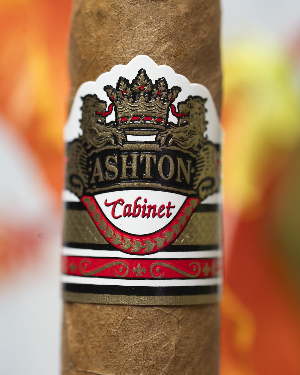 HoltsCigar's tweet image. A monumental marriage of the finest Dominican binder and filler tobaccos is aged for a minimum of five to seven years and finished in a luxuriant Connecticut Shade wrapper leaf.
@AshtonCigar Cabinet is an unforgettable blend 💨