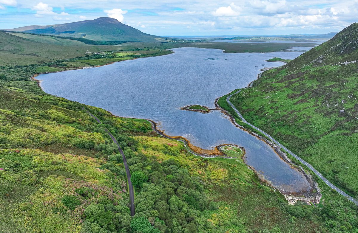MayoDotIE's tweet image. A sweeping view of Bellacragher Bay with the Great Western Greenway snaking through the landscape on its way to Achill.

📷 Courtesy Fáilte Ireland