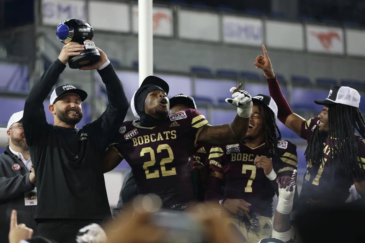 YumCaleb's tweet image. Texas State football coach GJ Kinne believes retention is the No. 1 priority. However, the Bobcats still lost 20 players to the transfer portal.
How can they retain their best players? The move to the Pac-12 may help with that. #eatemup
statesman.com/story/sports/c…