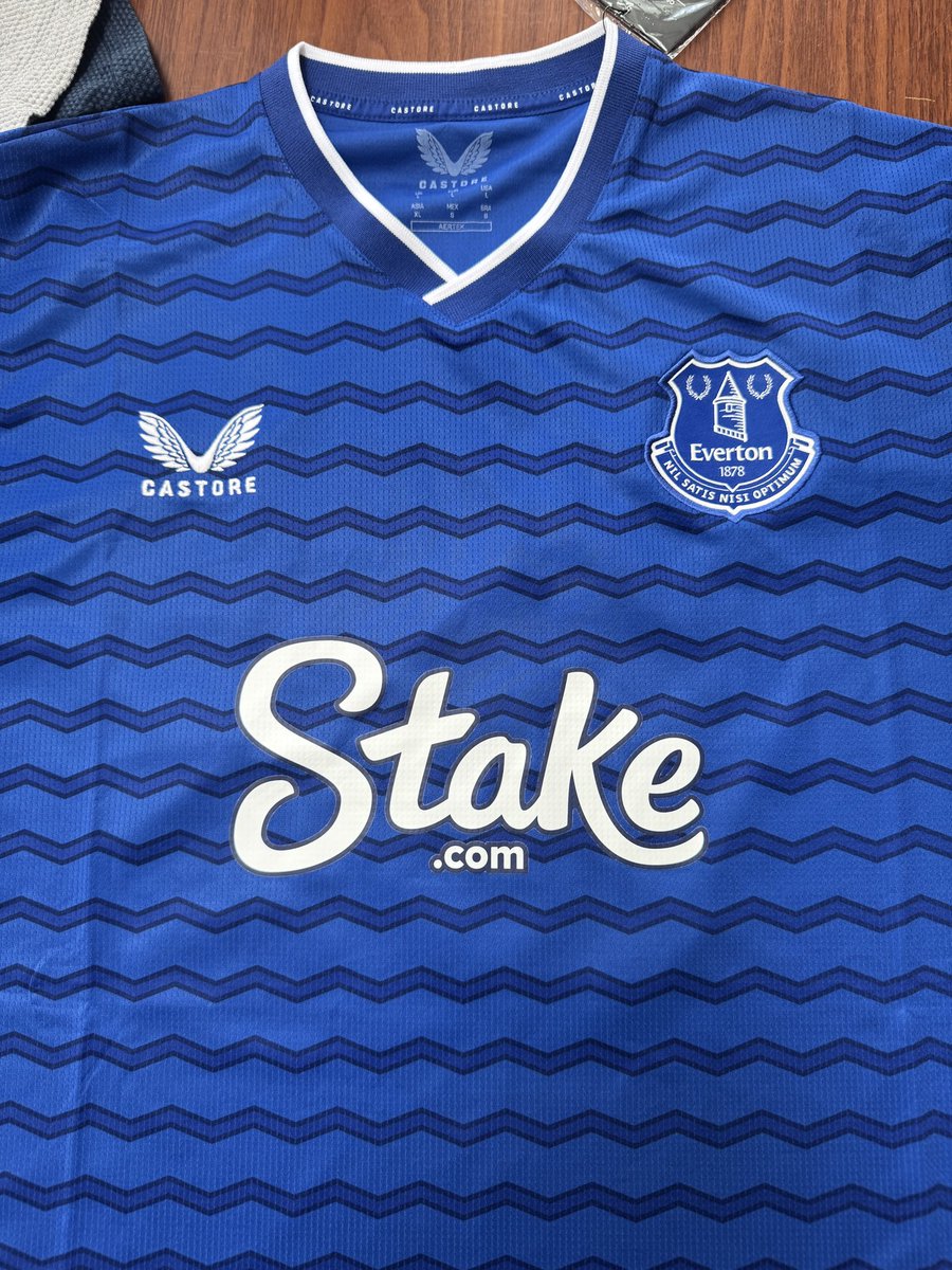 AdamRobson4's tweet image. I ordered the new @LUFC away kit from their official website and this turns up. @Fanatics @LUFC this is literally embarrassing. #fanatics #leedsunited #lufc #everton