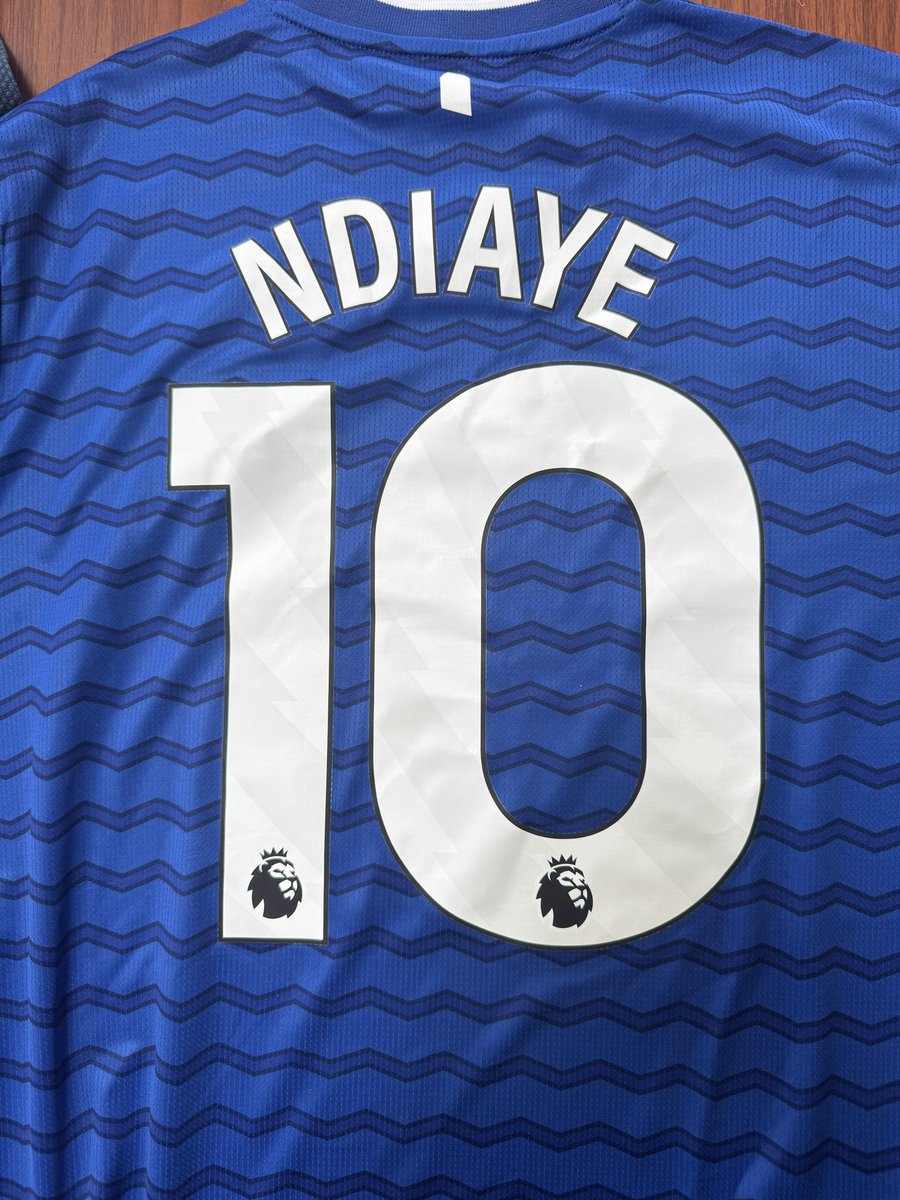 AdamRobson4's tweet image. I ordered the new @LUFC away kit from their official website and this turns up. @Fanatics @LUFC this is literally embarrassing. #fanatics #leedsunited #lufc #everton