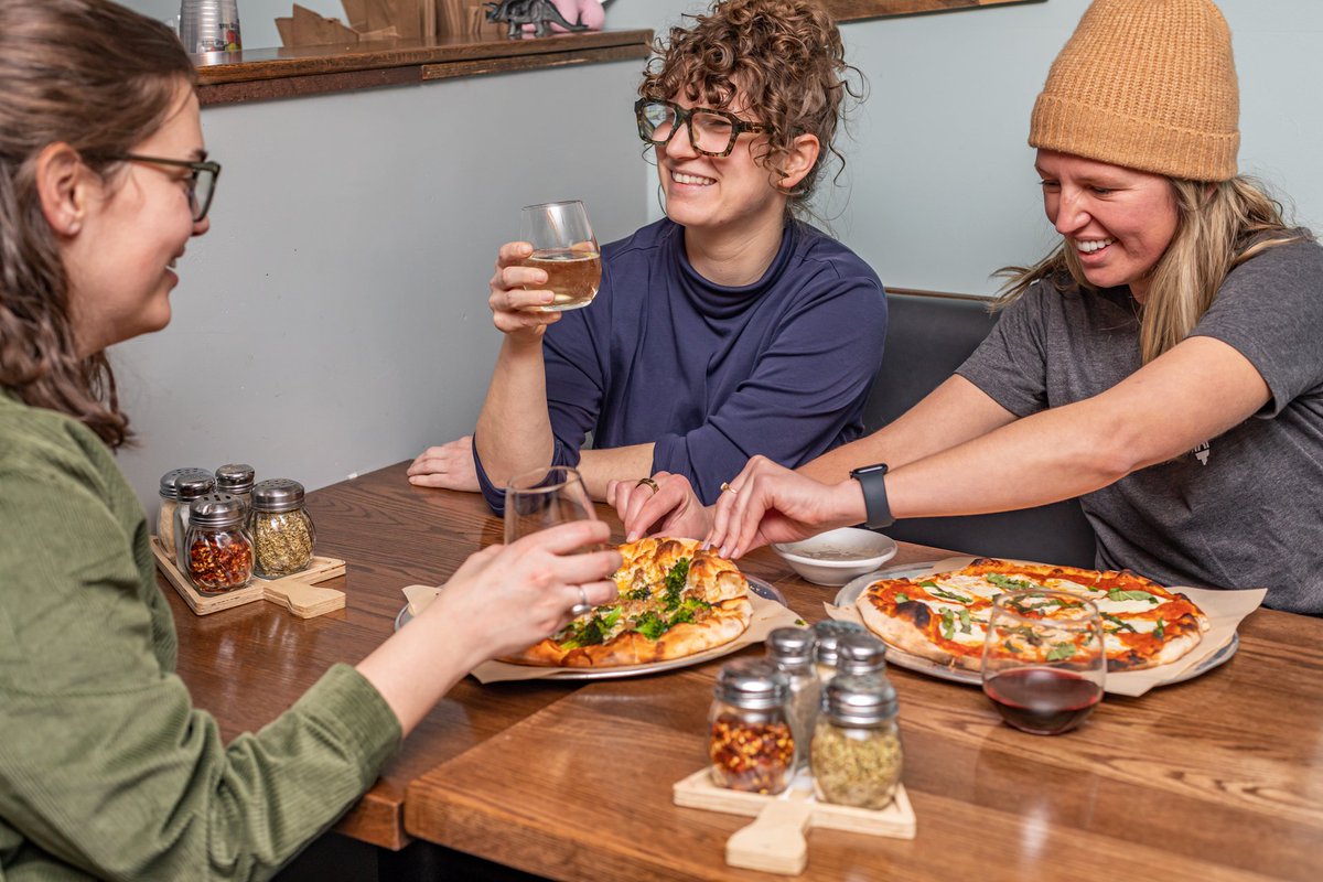 WoodPaddlePizza's tweet image. Cool evenings, warm food, no rush. 🌙

Hit the patio with us tonight.

#PatioNights #ColoradoSummer #WoodFiredPizza #RelaxAndEat