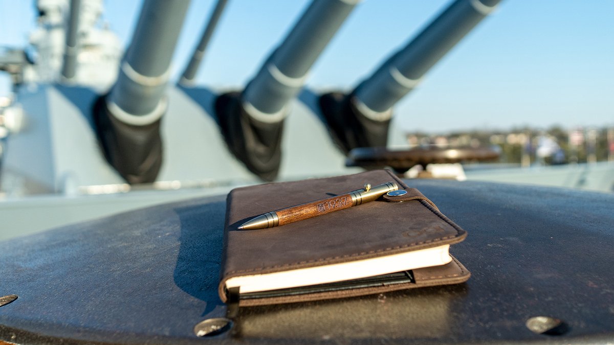 WorldofWarships's tweet image. ✒️ Own a piece of history before it sails away for good!
To celebrate 85 years since USS North Carolina’s launch, Allegory Handcrafted Goods Co. is offering Captain’s Club members 20% off pens made from the ship’s original teak deck. Pre-orders close July 27, so don’t miss your…