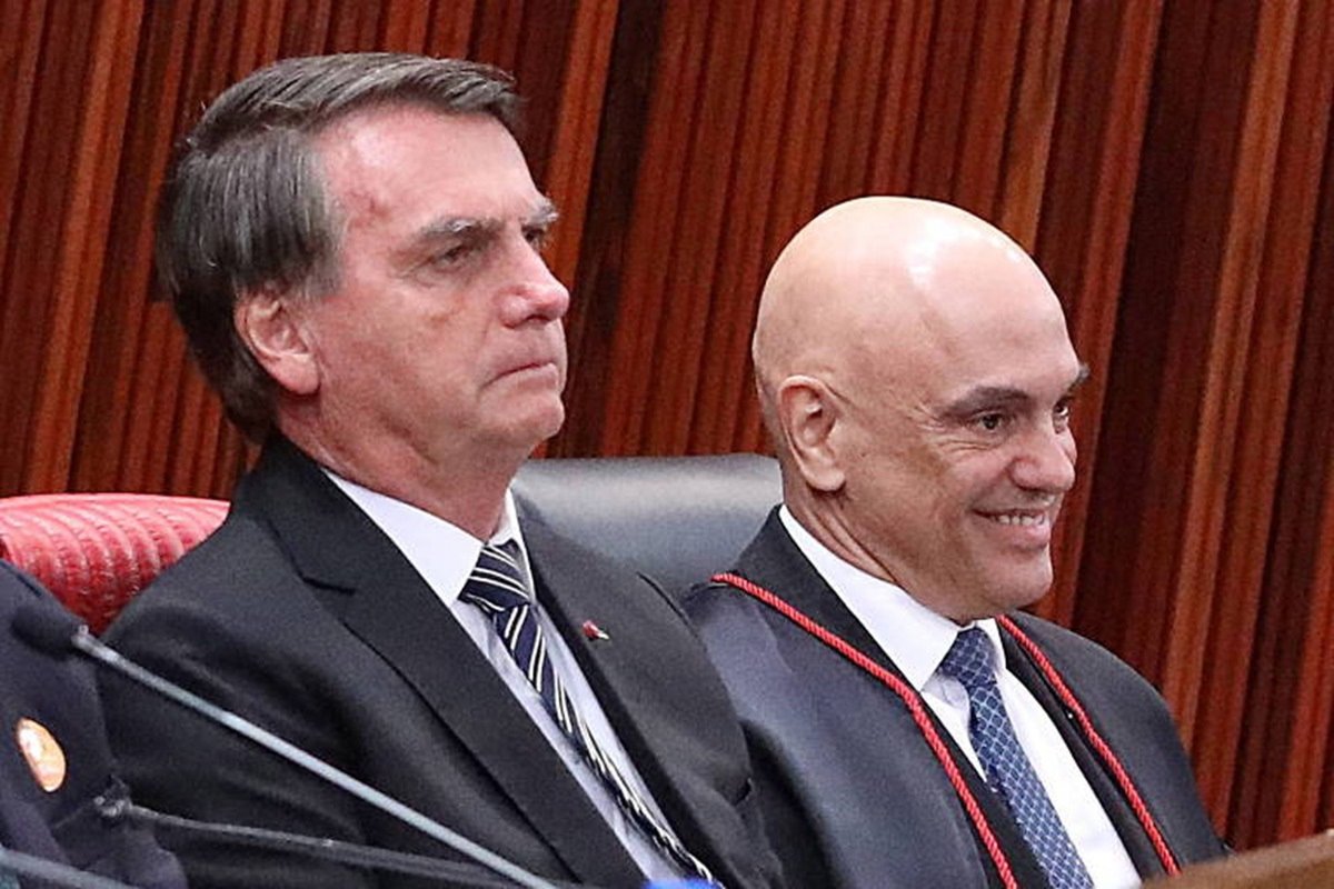 eixopolitico's tweet image. 🇧🇷 Jair Bolsonaro cancela entrevista ao portal Metrópoles alegando medo de descumprir determinação de Alexandre de Moraes e ser preso.
O ex-presidente daria uma entrevista hoje, às 13h, que seria transmitida ao vivo nas redes sociais. A decisão do ministro do STF, expedida na…