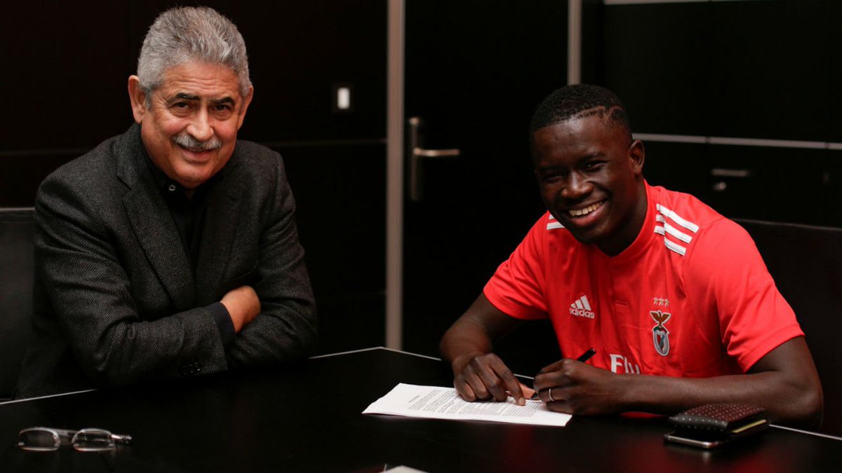 CurtaVermelha's tweet image. Nos 18 anos à frente do Benfica, Luís Filipe Vieira contratou mais de 200 jogadores, e renovou mais de 400 contratos com atletas do Benfica. 51 desses contratos foram alvo de uma auditoria da EY a pedido do Benfica.
Fica aqui uma thread com 10 desses 51 contratos. 🧵