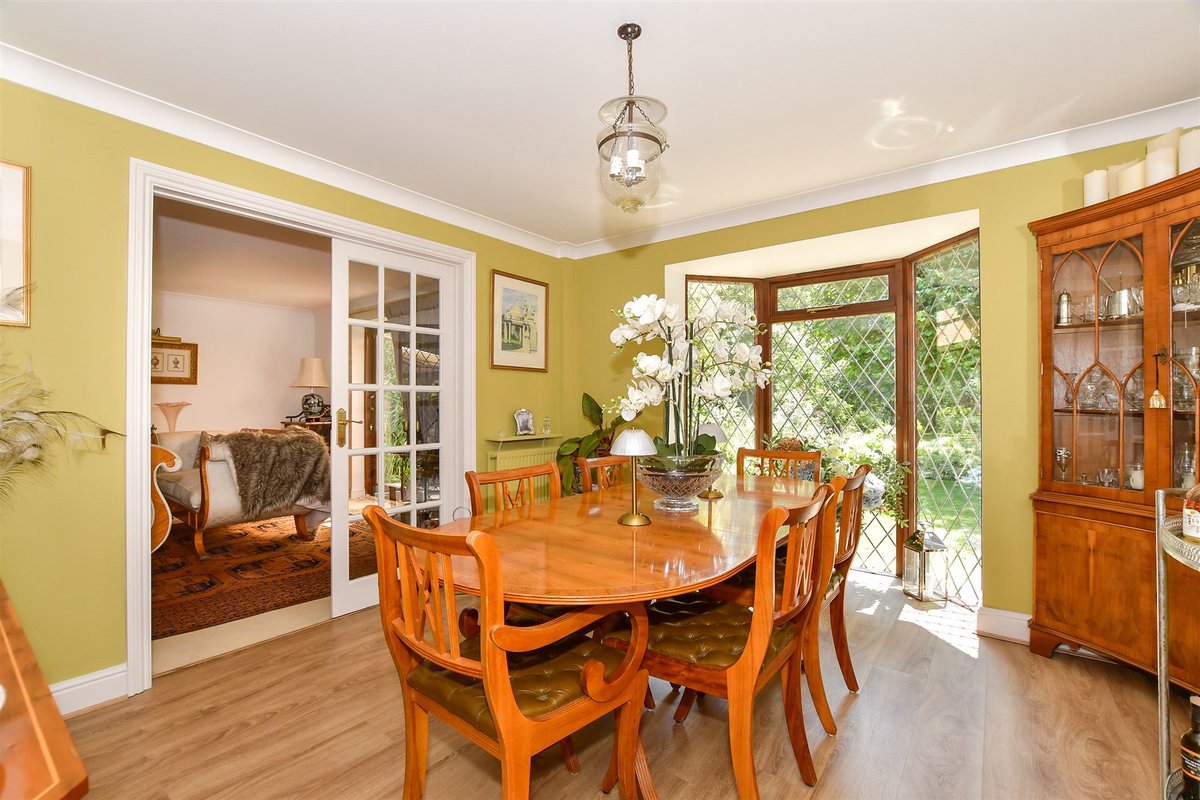 🏠 4 Bedrooms | Steyning, West Sussex

Spacious detached house offering versatile accommodation to suit your needs. With a large driveway and a detached double garage, in a peaceful yet convenient location.

Find out more and book your viewing:
👉 birdeye.cx/obu62a