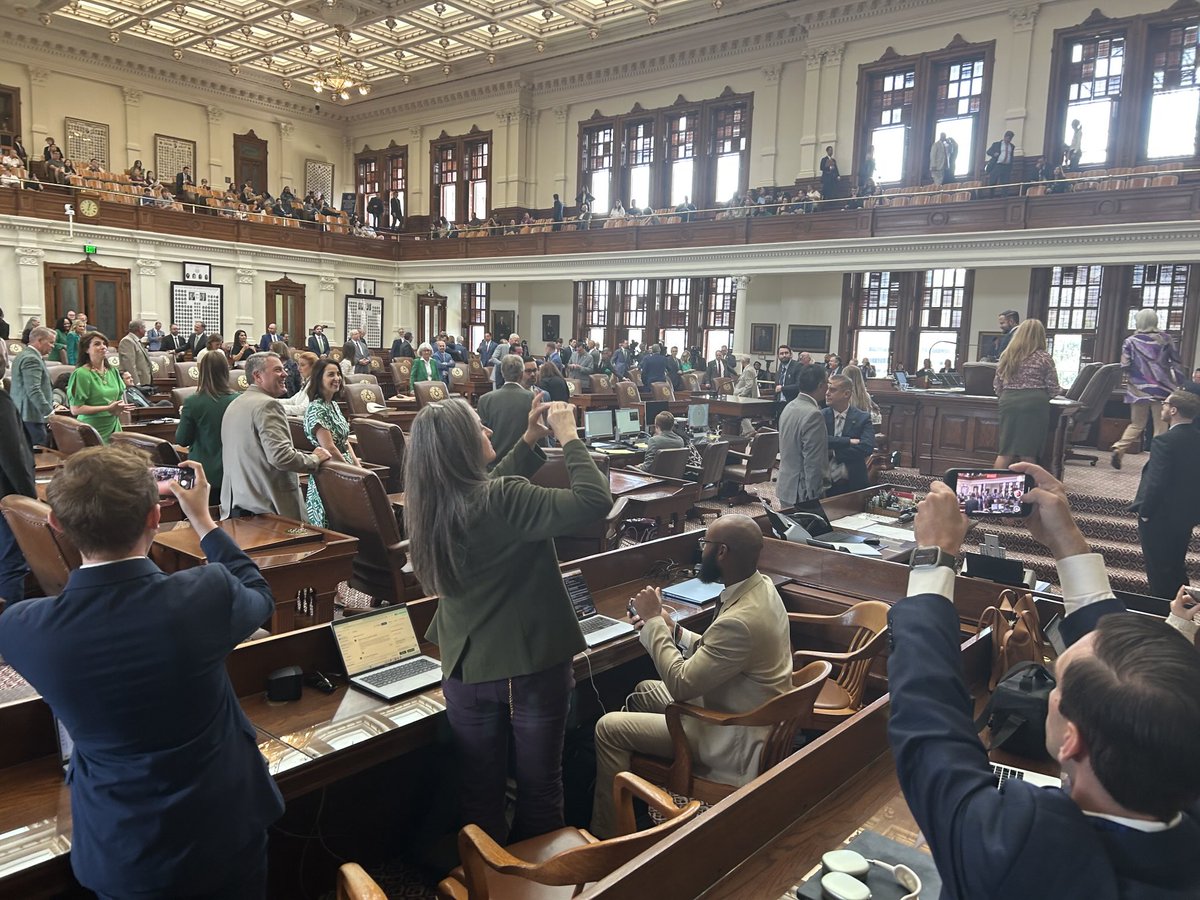 JohnnieMo's tweet image. And we’re off. Special session open with a prayer for the July 4 flood victims and families. #txlege