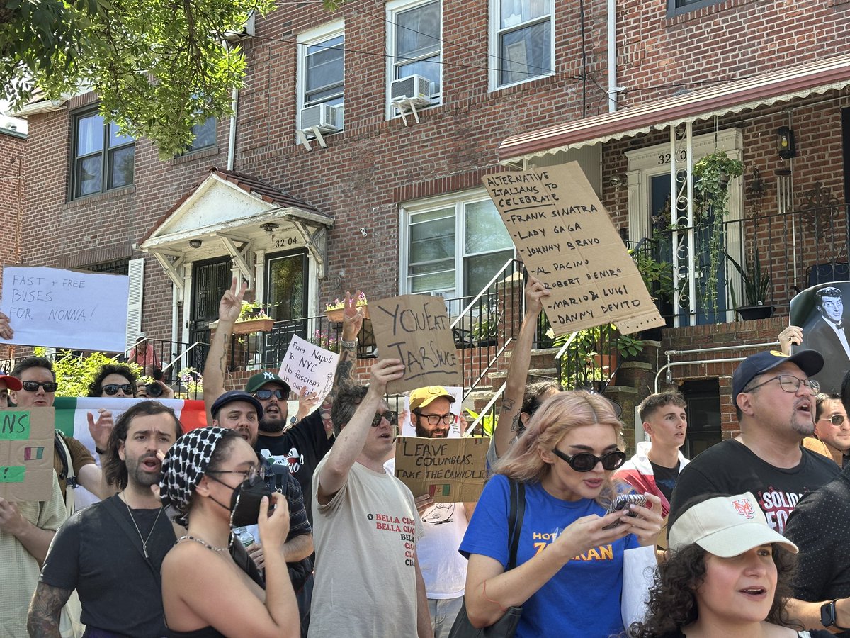 bern_hogan's tweet image. Two opposing Italian-American groups — one is anti-@ZohranKMamdani & the other is for him — are protesting in Astoria, Queens now —>
The anti-group says Mamdani disrespected Italians/Christopher Columbus statue in the past & that’s why they organized the initial protest.