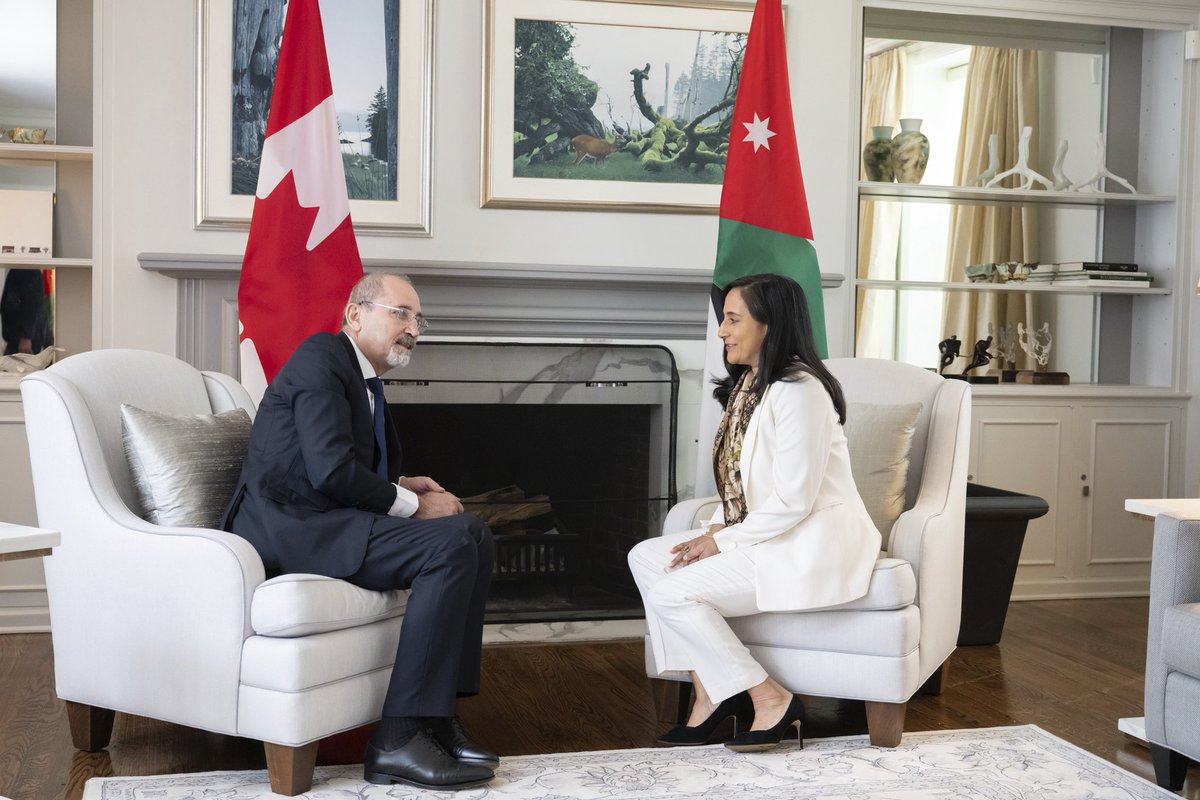 AnitaAnandMP's tweet image. Le Canada et la Jordanie sont des partenaires de longue date engagés envers la paix et la coopération.
Aujourd’hui, j’ai rencontré le vice-premier ministre et ministre des Affaires étrangères @AymanHsafadi pour discuter de la stabilité au Moyen-Orient, du renforcement de nos…