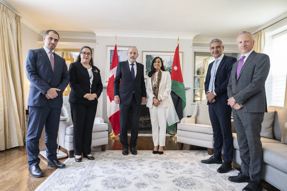 AnitaAnandMP's tweet image. Le Canada et la Jordanie sont des partenaires de longue date engagés envers la paix et la coopération.
Aujourd’hui, j’ai rencontré le vice-premier ministre et ministre des Affaires étrangères @AymanHsafadi pour discuter de la stabilité au Moyen-Orient, du renforcement de nos…