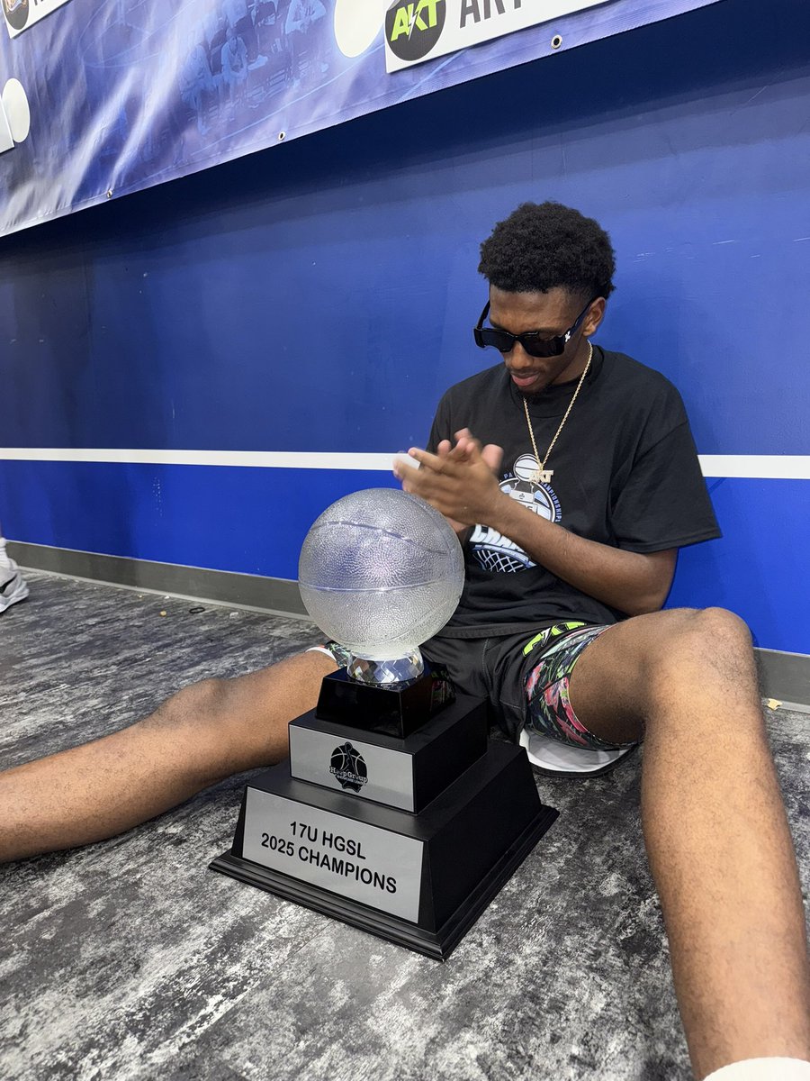 CameronIProsper's tweet image. Only losing 3 games all year with a championship and finished the weekend 6-0 averaging a double double. Thank you @TeamAKTHoops