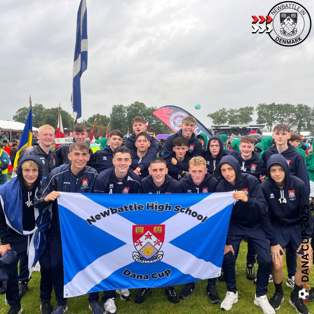 Opening ceremony ready 🏆🇩🇰

Rain not putting the lads off 

#danacup