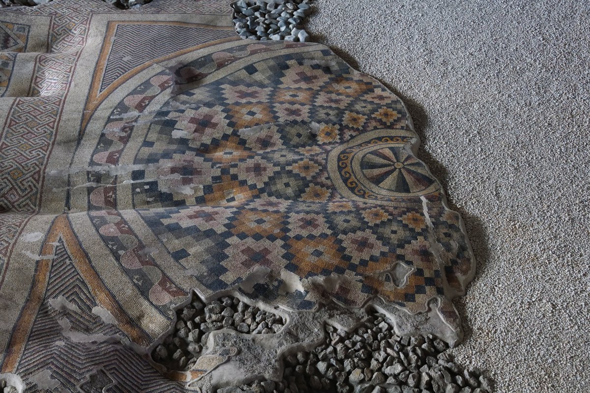 Athanasius_45's tweet image. A Roman mosaic from Antioch. The undulating pattern is due to earthquakes.
Τὴν πόλιν οἱ νέκυες πρότερον ζῶσαν κατέλειψαν· ἡμεῖς δὲ ζῶντες τὴν πόλιν ἐκφέρομεν.
-
Formerly, the dead left behind a living city, but we now carry away the city while alive.
Greek Anthology 9