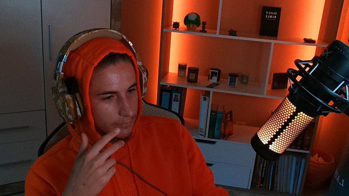 simpleesimi's tweet image. since people been asking me to stream.. you can watch me at work editing videos!! live now
twitch.tv/simplesimi