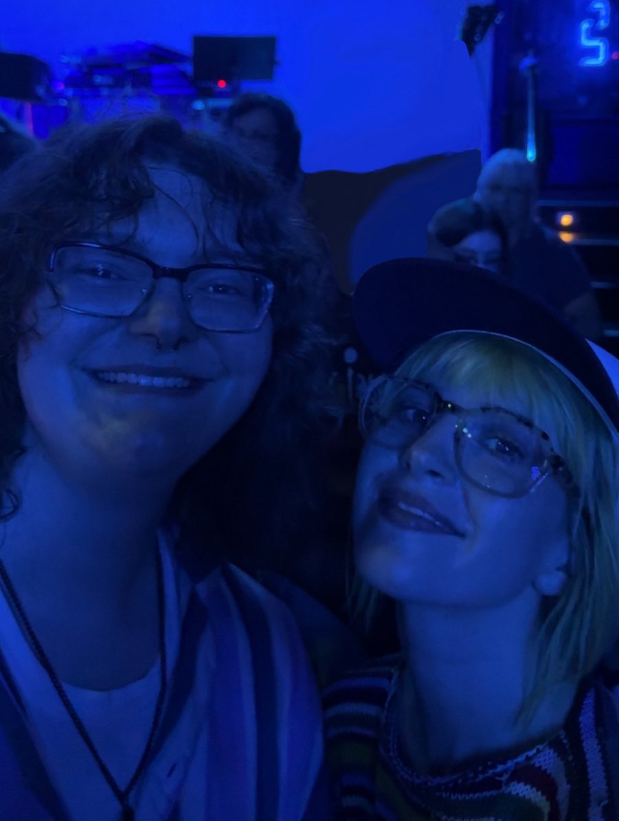 paramorebrasil's tweet image. Nova foto de Hayley com a fã @thebalon10 no show de Zac, na The Blue Room Nashville 📷