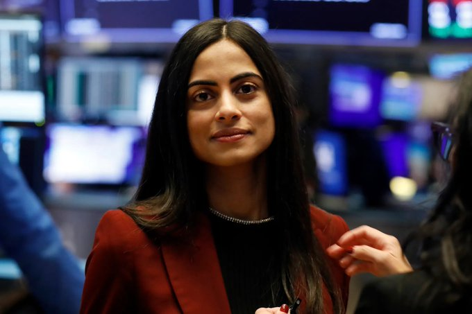 ابنة هذا الفلاح كانت تعمل في حقول الهند عندما كانت مراهقة.

لا جامعات مرموقة. لا علاقات عائلية.

لم يكن من المفترض أن تنجح.

واليوم؟ تدير إمبراطورية مالية قيمتها 90 مليار دولار.

إليك قصتها المذهلة والدروس التي تحملها لكل من يبدأ من الصفر.